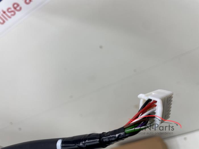 Tesla Model Y zij buiten spiegel links