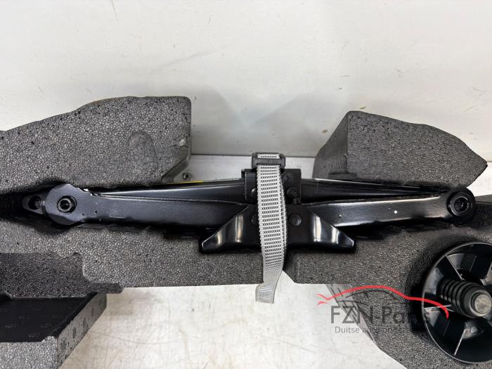 Audi A1 82A Thuiskomer set met krik