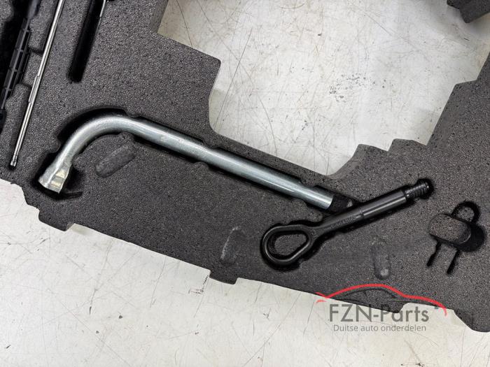 Audi A1 82A Thuiskomer set met krik