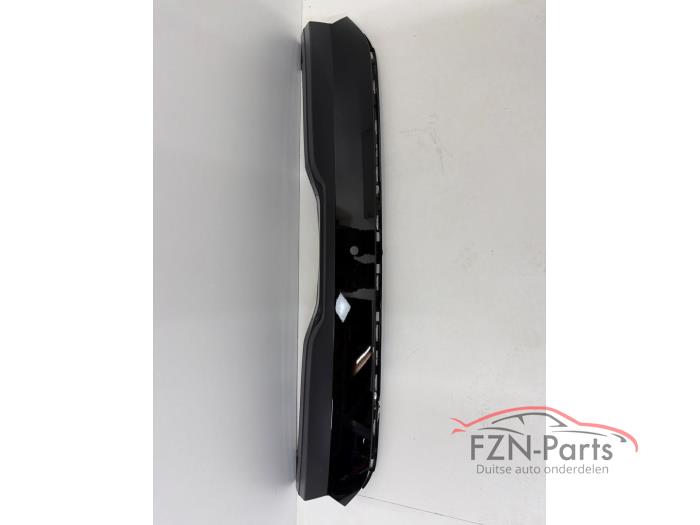 Skoda Octavia 5E Facelift grille onderlijst met camera uitsparing