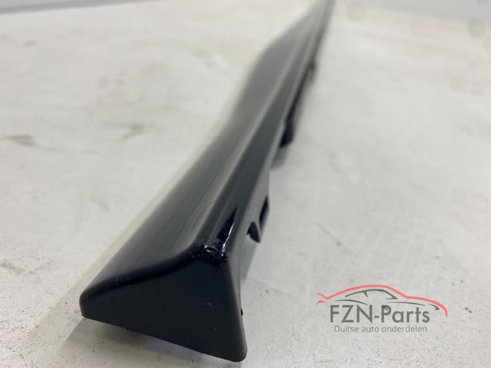 VW Golf 8 R-Line Sideskirt Rechts met houder