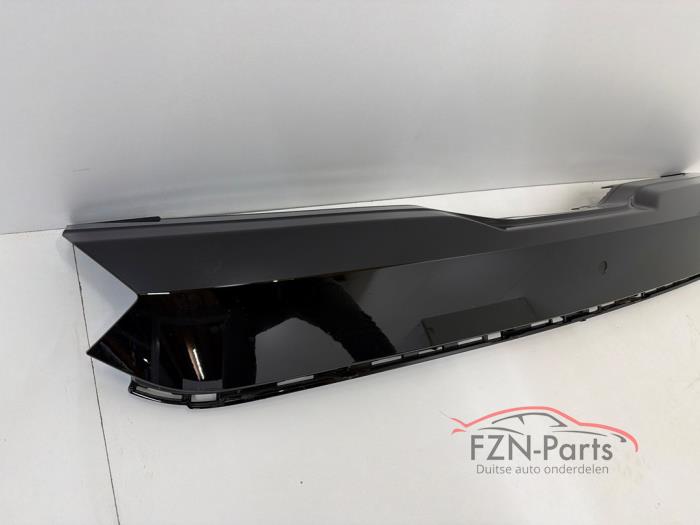 Skoda Octavia 5E Facelift grille onderlijst met camera uitsparing