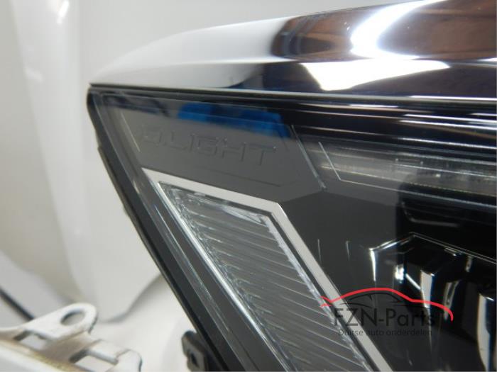 VW Passat B8 FL Variant R - Line Voorkop 2.0 TSI 6PDC L0K1 081P/082P