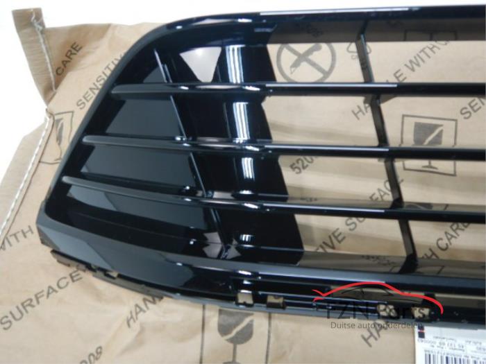 VW Passat B8 Midden Grille