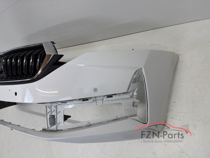 Skoda Octavia IV Facelift Voorbumper Wit 4PDC