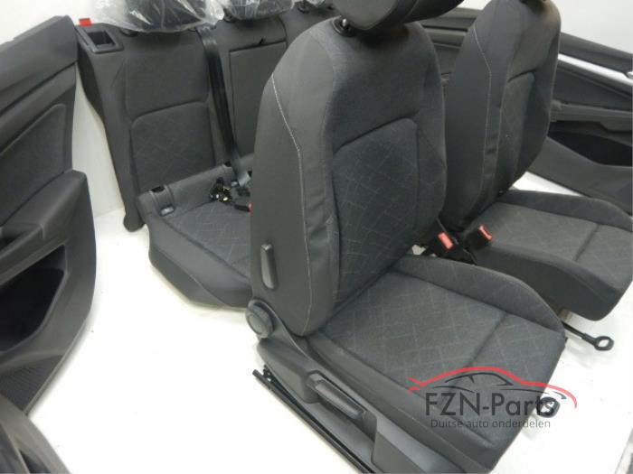 VW Golf 8 Interieur Stof Comfortline met Deurpanelen RHD