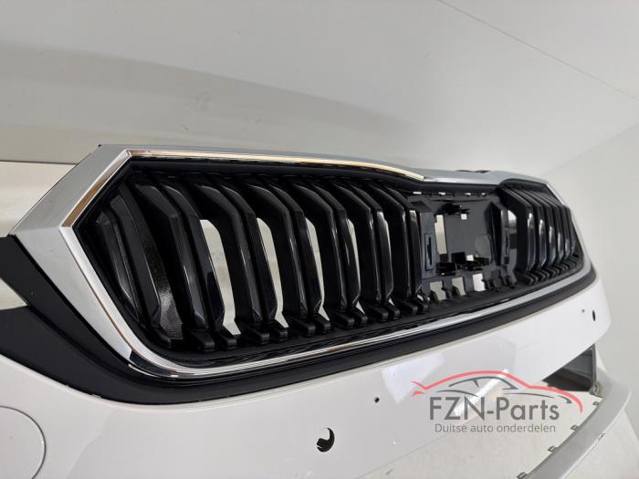 Skoda Octavia IV Facelift Voorbumper Wit 4PDC