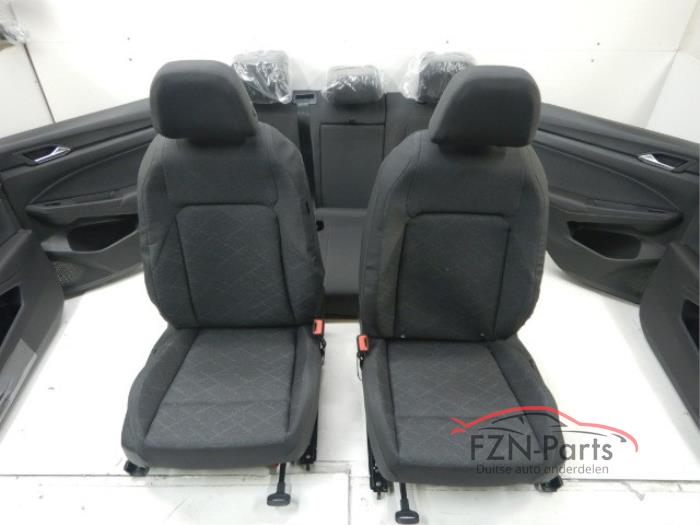 VW Golf 8 Interieur Stof Comfortline met Deurpanelen RHD