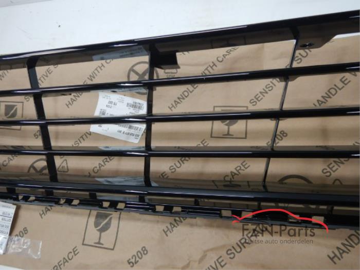 VW Passat B8 Midden Grille