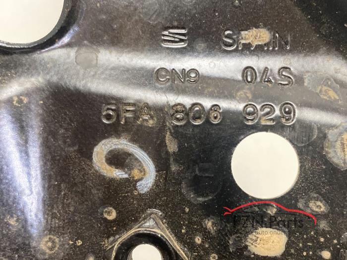 Seat Leon 5FA Koplamphouders Set L + R