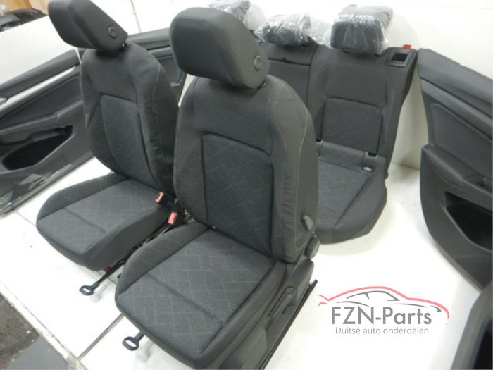 VW Golf 8 Interieur Stof Comfortline met Deurpanelen RHD