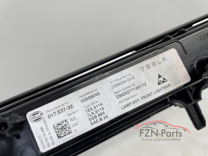 Tesla Model Y Koplamp midden Juniper Lichtbalk