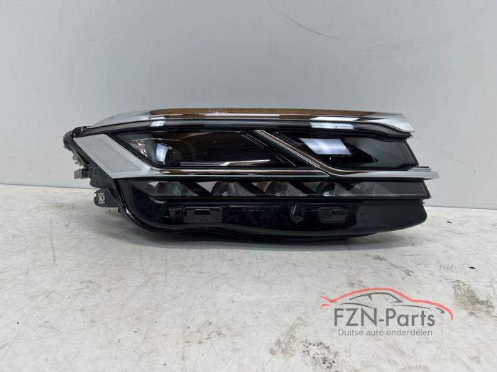 VW Touareg 761 2018 Complete Right Headlight R 082